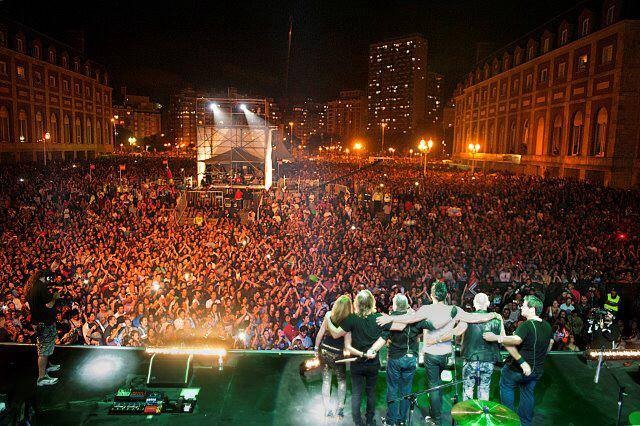 Al terminar, foto con un mar de público. Increíble.