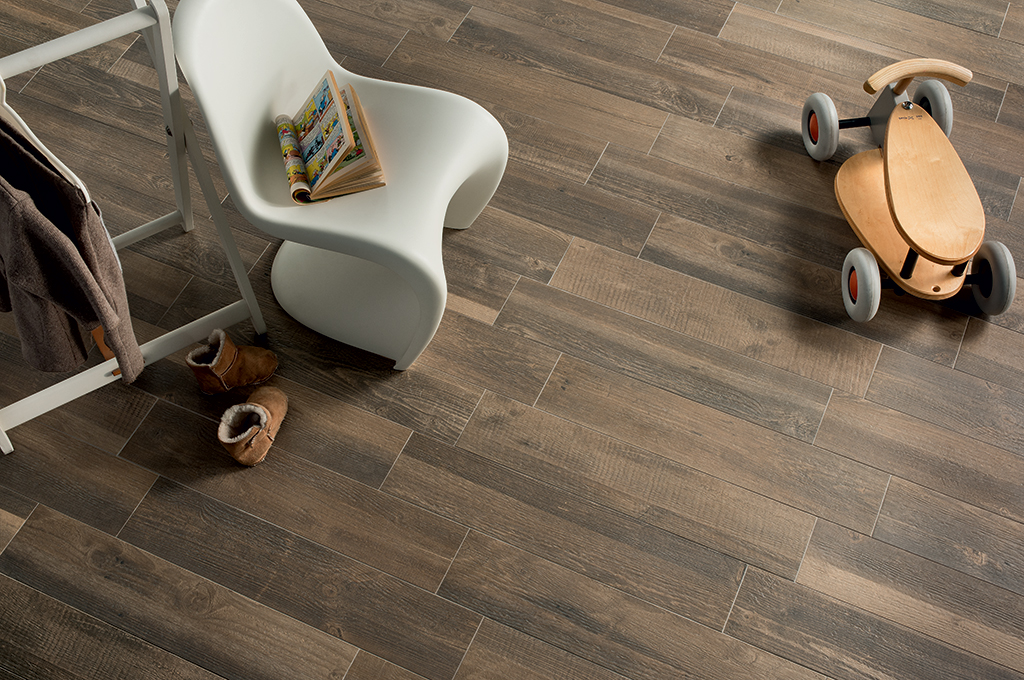 Fliesen in Holzoptik dunkelbraun