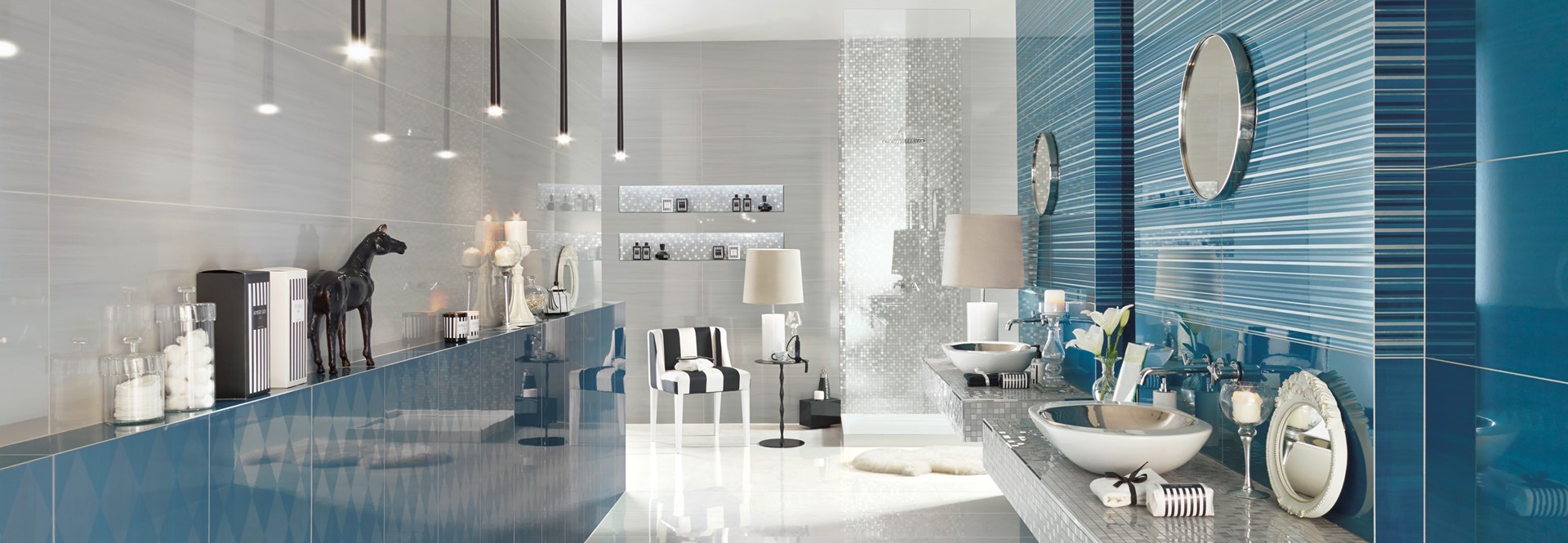 Fliesen in hellgrau und türkis