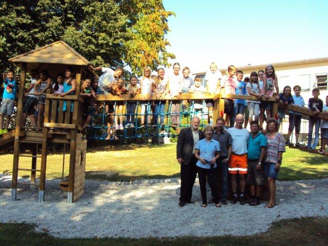 Im Beisein von Rektorin Irmhild Philipp, Bürgermeister Thomas Einwang sowie Mitarbeitern aus Bauhof und Verwaltung haben die Kinder das neue Spielgerät mit Begeisterung in Beschlag genommen.