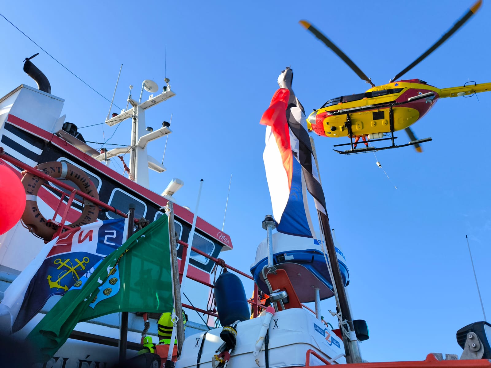 Bateau retourné avec deux personnes à l’eau