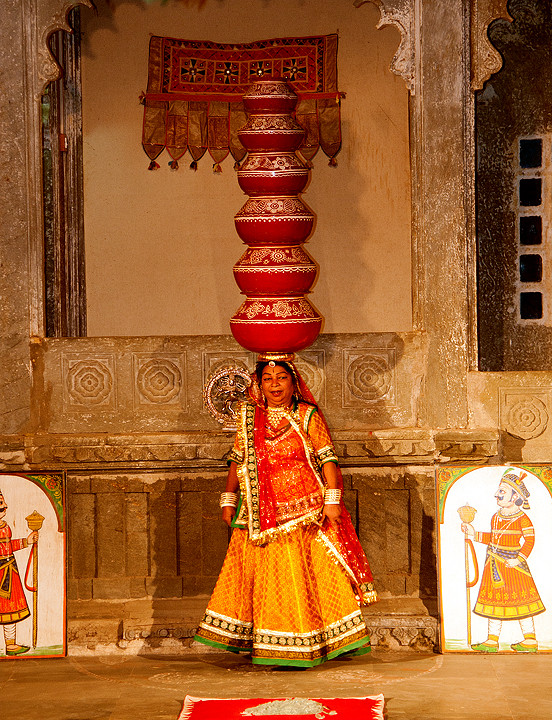 Tanzvorstellung im Bagore-ki-Haveli