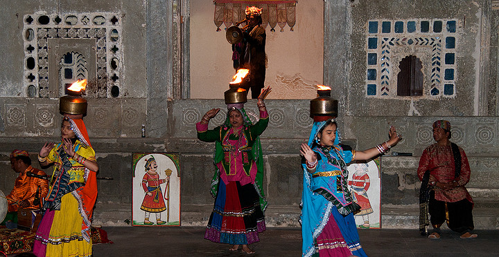 Tanzvorstellung im Bagore-ki-Haveli