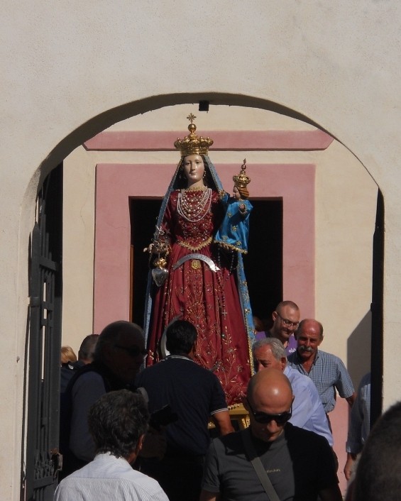 La statua in processione esce da " Castello "