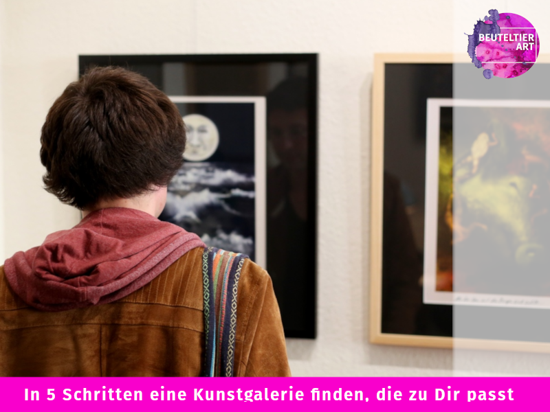 Besucher einer Kunstgalerie betrachtet Bilder.