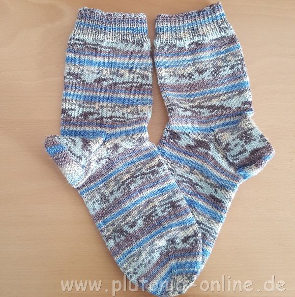 Handgestrickte Herrensocken in der Größe 44/45 aus Opal-Wolle