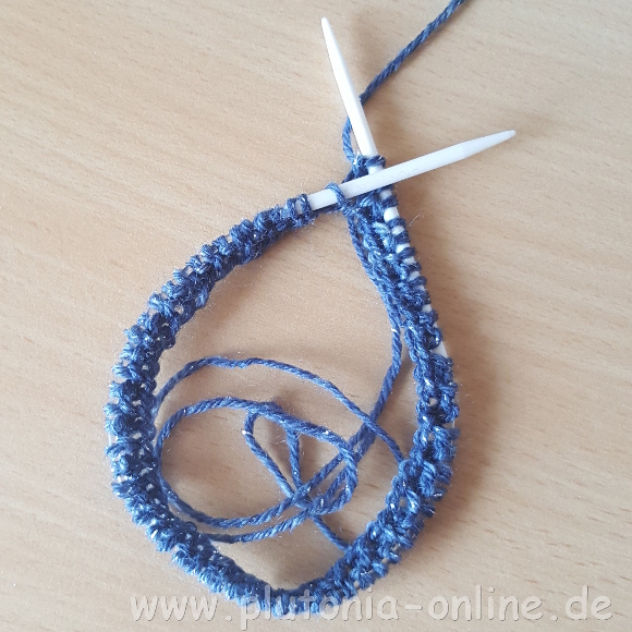 Angeschlagene Socken auf einer Sockenrundstricknadel