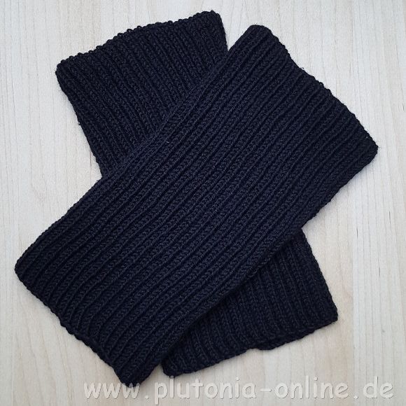 Schwarze Bein-Stulpen im Patentmuster