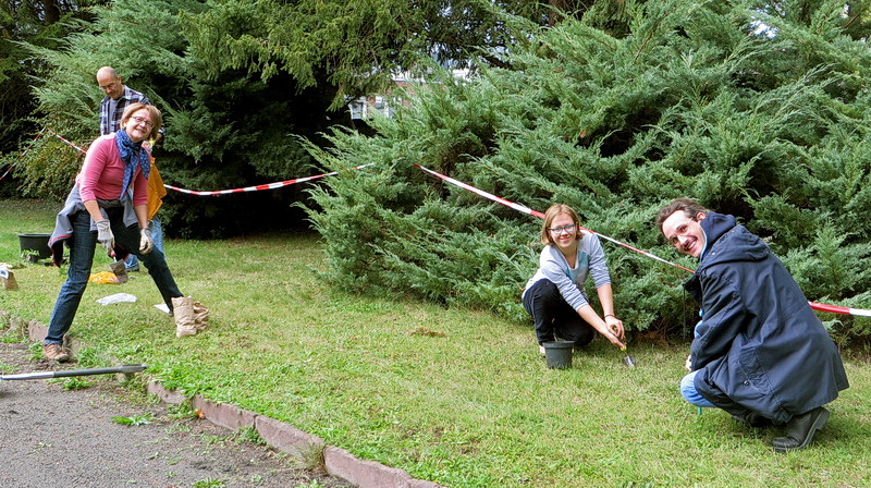 Fleißige Helfer bei der Arbeit. Rechts der Pastor der Reformierten Gemeinde, Herr Marc Bergermann