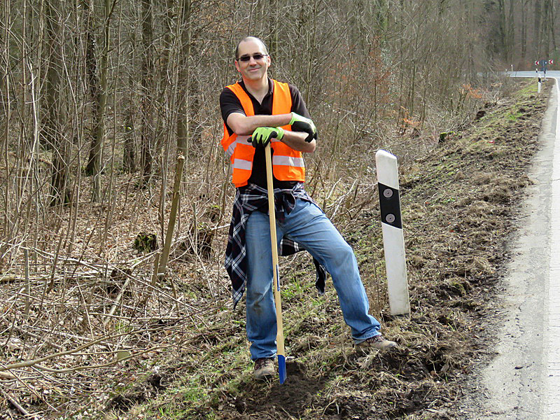 Peter, sonst hinter der Kamera, nach dem Graben der letzten Meter, auf denen der Krötenzaun anschließend verbuddelt wird