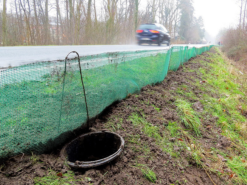 Etwa alle 10m ist ein Eimer in den Boden eingelassen