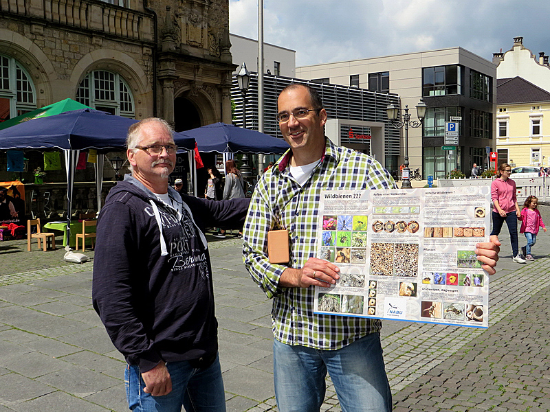 Peter mit der Infotafel über Insekten-Nisthilfe