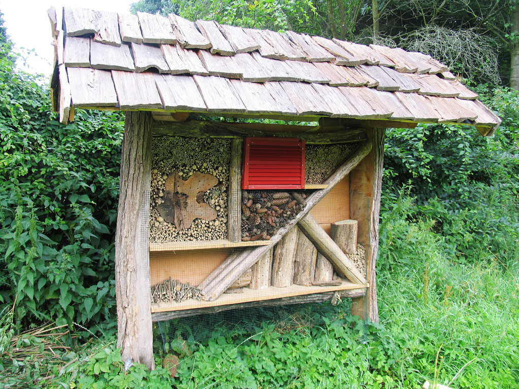 Jetzt ist das Insektenhotel fast fertig und wird schon teilweise bewohnt