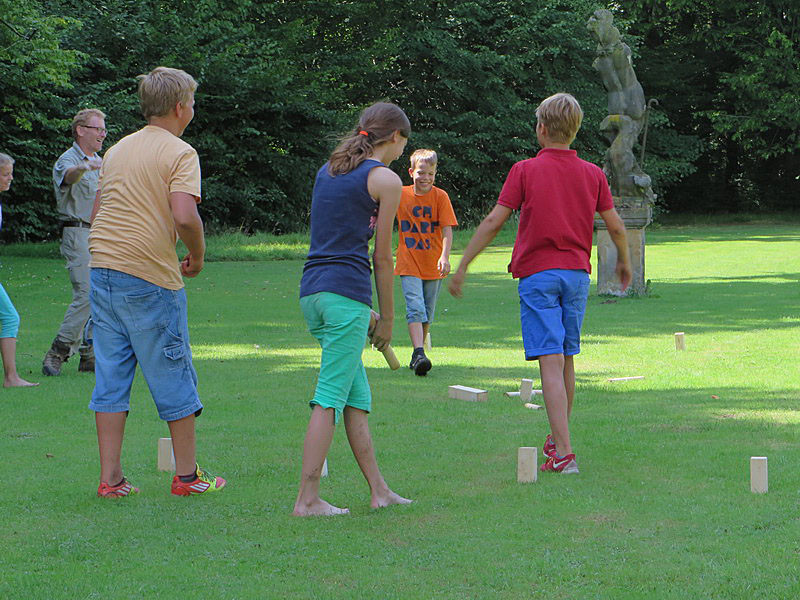 Beim Wikingerschach gilt es, gegnerische Spielstöcke zu treffen.