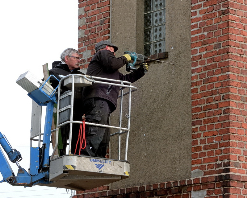 Löcher für die Befestigungsschrauben werden gebohrt