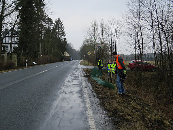 Hier, gegenüber der Einfahrt zu Schloss Baum, beginnen die Arbeiten.