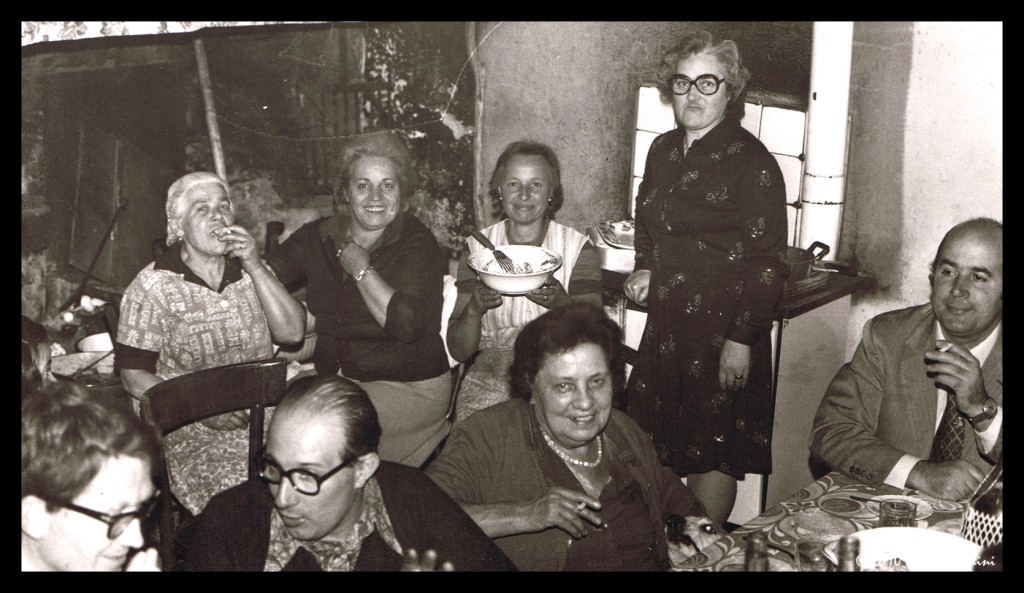 1972 - La cena della vendemmia - Parenti e amici che si ritrovano in allegria e festa dopo aver vendemmiato