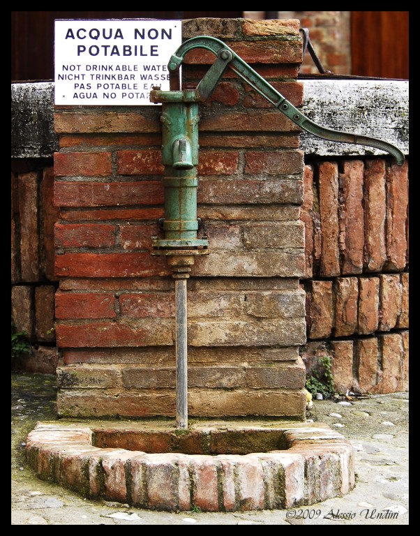 Acqua non potabile in tutte le lingue ... lo capiranno - Chiusure (Siena)