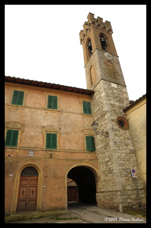 Il campanile della Pieve Santa Maria e scorcio del borgo