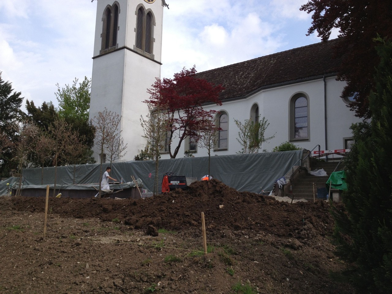 Diese Aufnahme stammt vom 5. Mai 2013, einen Monat vor Fertigstellung: Die instandgestellte Umfassungsmauer befindet sich hinter einer Abdeckung