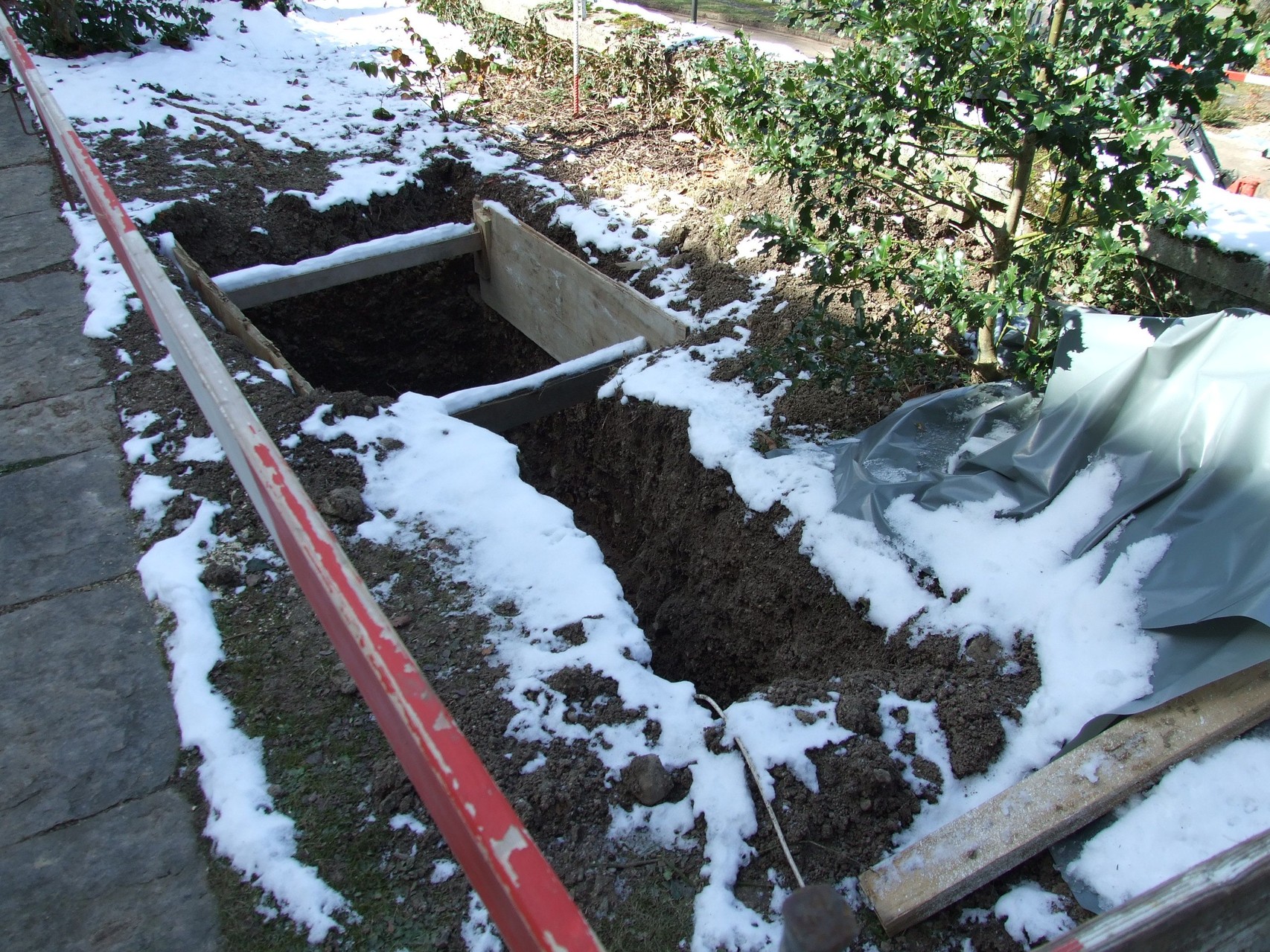 16. März 2013: Oberhalb der Mauer müssen umfangreiche grabungsarbeiten fpür neue Leitungen durchgeführt werden.
