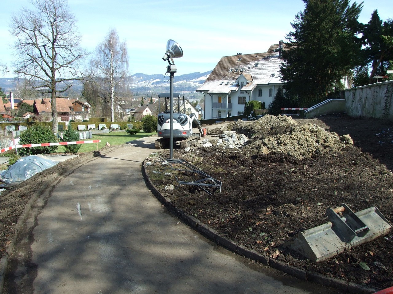 16. März 2013: Der Brunnen wird entfernt, das bewachsene Terrain abgetragen