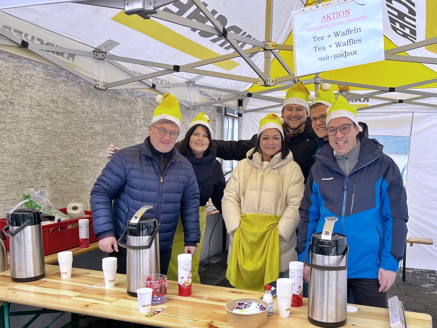 KÄRCHER Mitarbeitende spendieren Waffeln und Tee