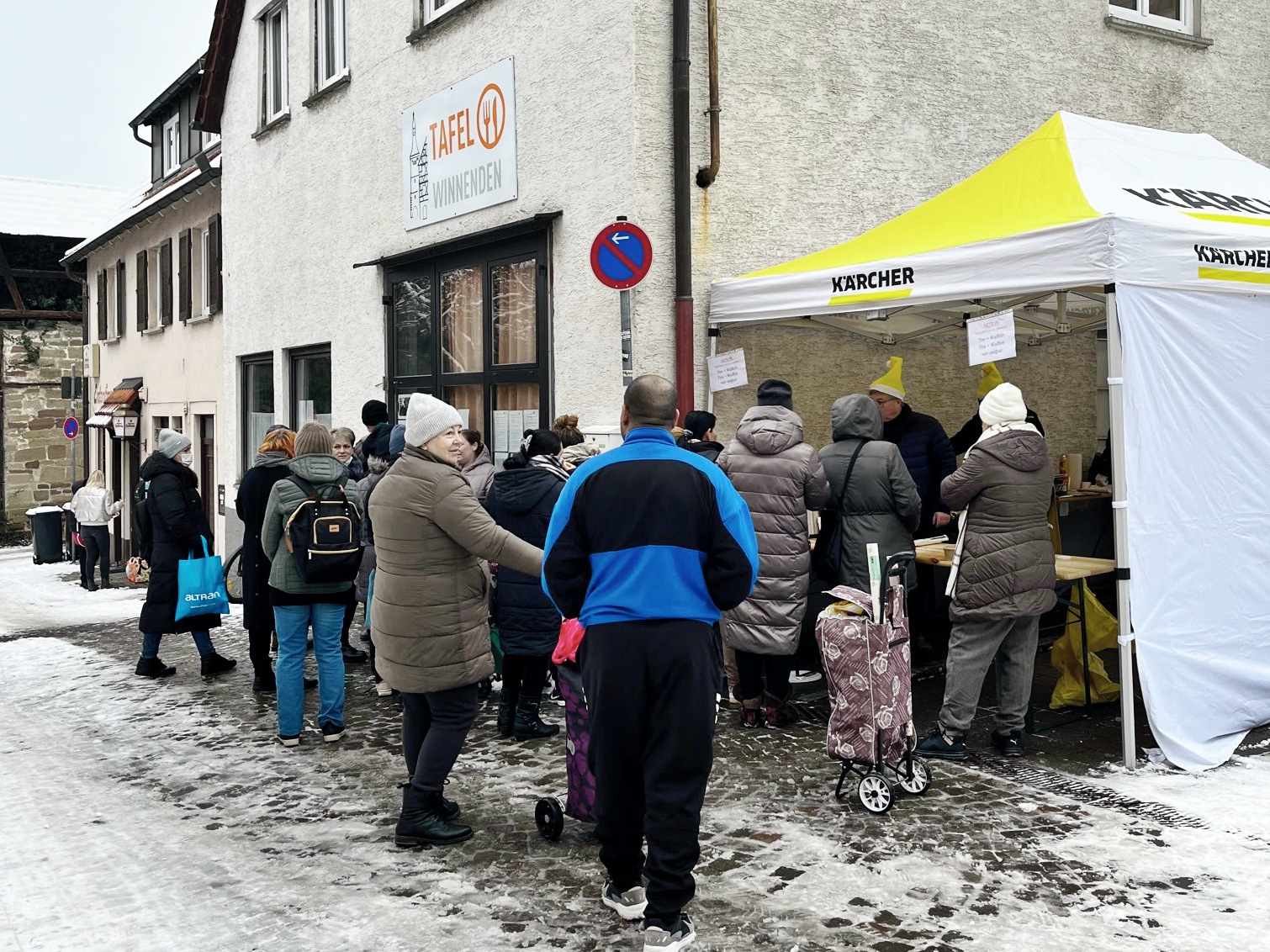 KÄRCHER Mitarbeitende spendieren Waffeln und Tee