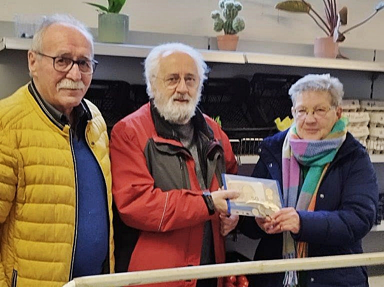 Seniorenrat Winnenden (SRW) spendet das volle Sammelglas der Tafel Winnenden