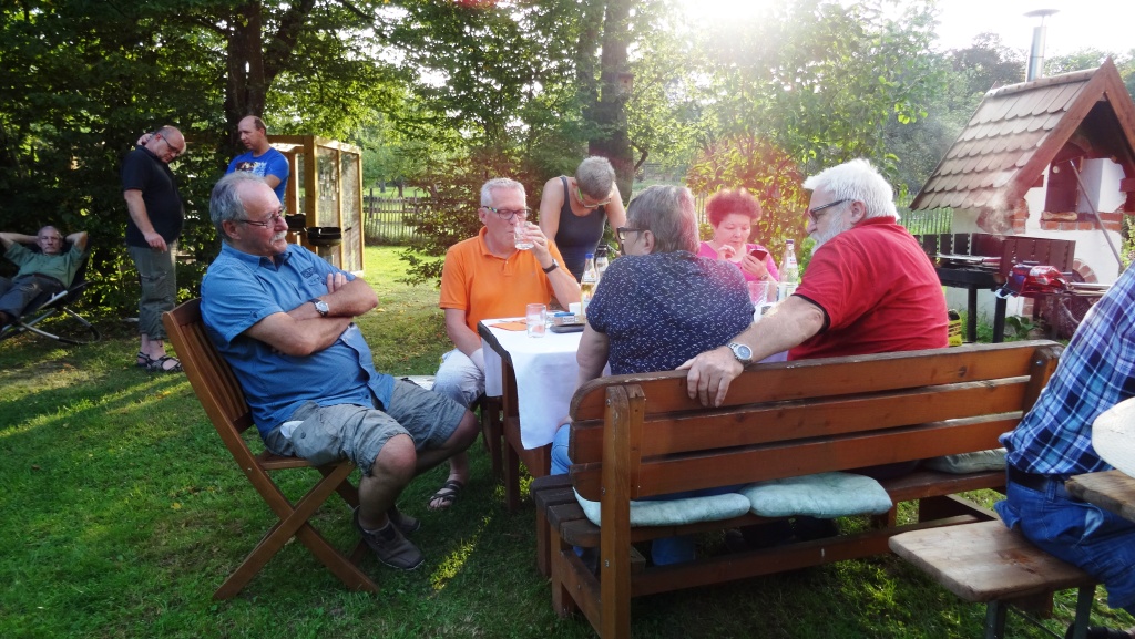 Gute Gespräche und leckeres Grillvesper beim Tafel-Mitarbeiterfest in Hanweiler