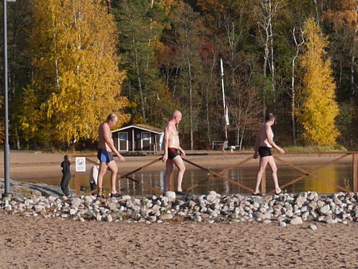3 copains sortants du sauna (3°c dehors) et hop! une petite immersion dans une eau glacée!