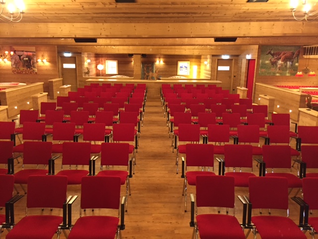 Theaterbestuhlung mit 100 Sitzplätzen