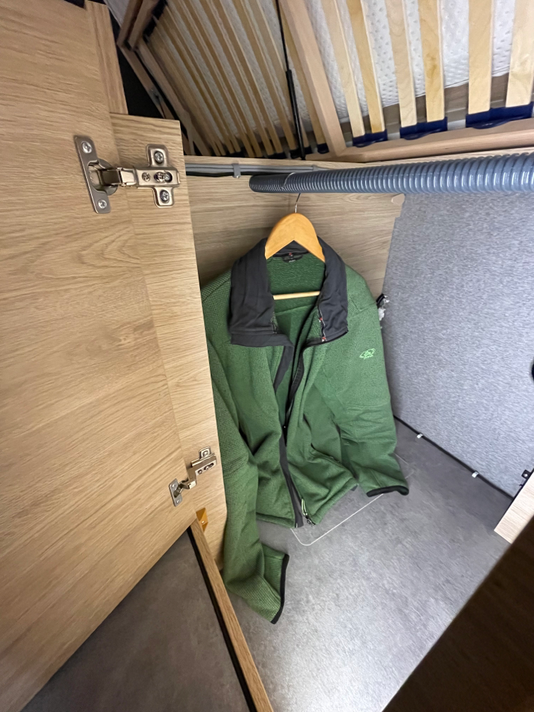 Die Jacke hängt gesehen wie ungesehen auf dem Boden, verknittert und verstaubt