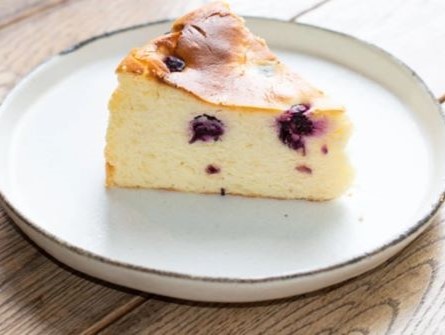 ジューンベリーのチーズケーキ：JIKESTUDIOさん提供