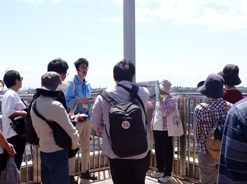 展望台から大噴水池の奥津学芸員解説