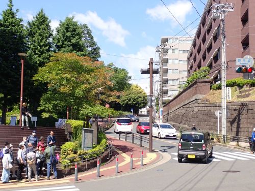 野毛坂（平沼専蔵別邸亀甲積擁壁）