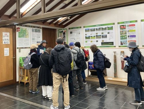 四季の家の展示を見ながらふるさと村構想を学ぶ