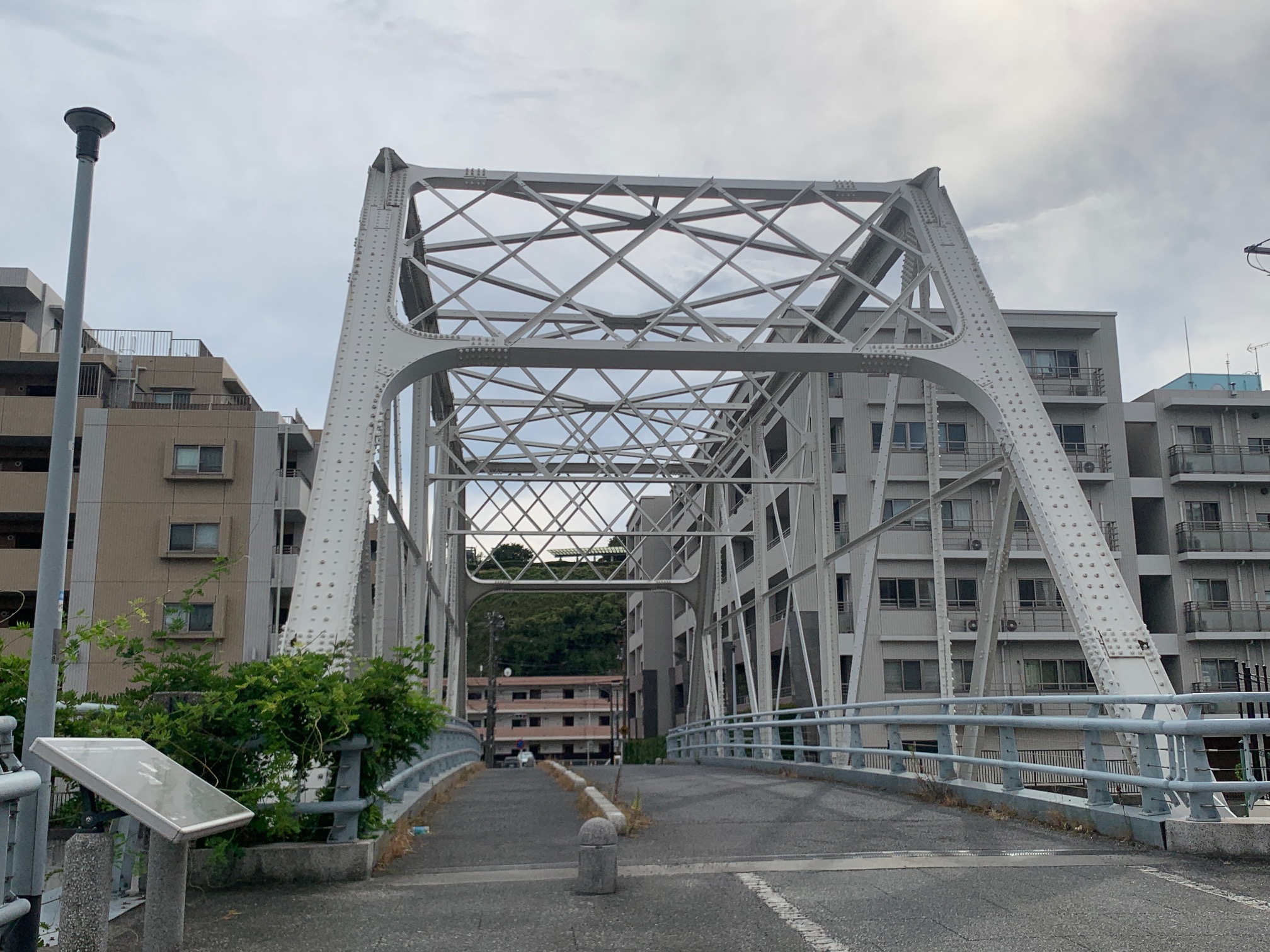 霞橋（前方　港の見える丘公園）