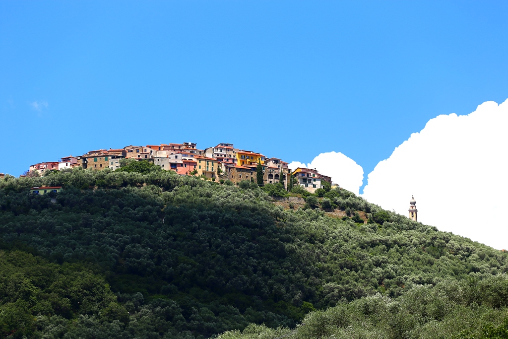 Blick von Chiusavecchia aufs nächste Dorf