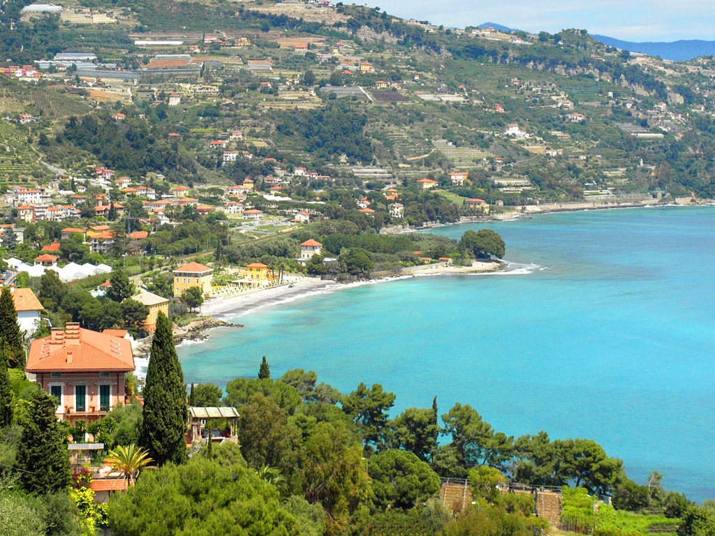 Die Küste kurz nach San Remo in Richtung Frankreich