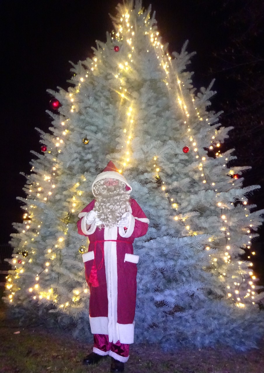 Der Nostalgieweihnachtsmann am Bollersdorfer Weihnachtsmärchenbaum in der Märkischen Schweiz