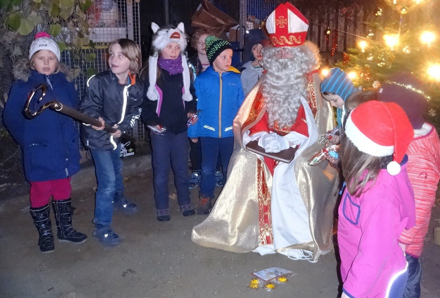 Die Kinder lieben den Heiligen Nikolaus.