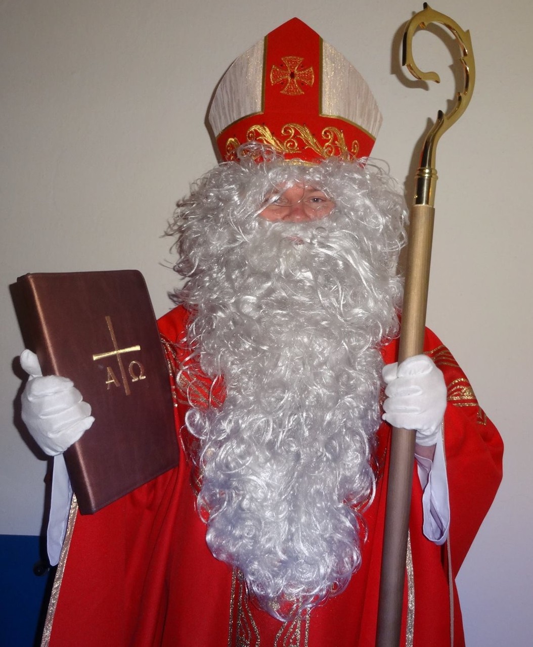 Bischof Nikolaus mit Mitra, Bischofsstab und Goldenen Buch.