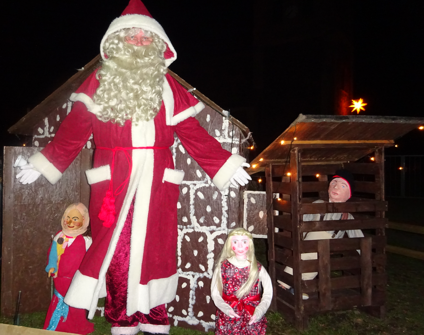 Nostalgieweihnachtsmann trifft auf das Pfefferkuchenhaus und Hänsel und Gretel