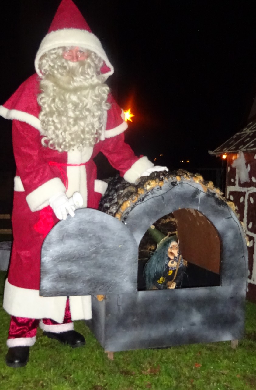 Nostalgieweihnachtsmann trifft die Hexe im Backofen von Hänsel und Gretel