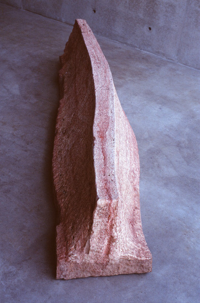 《　蓄積のあいだ　》 　  The time of accumulation  　 2008  　 red travertine　41×27×218cm　　Yoichiro Miyamori Building Research Institute