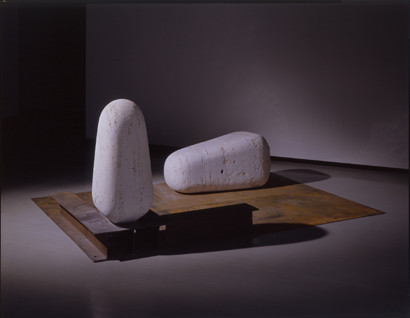 《　置　換　》  　 Substitution   　2005   　white travertine 　  Iron   　270×188×128cm 　