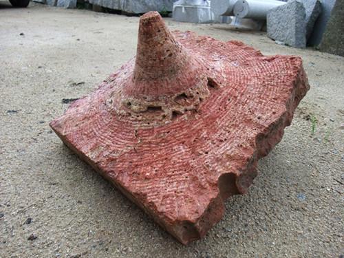 《　穿　》　　Core　　　2009　　　　 red travertine 　   41×39×22cm