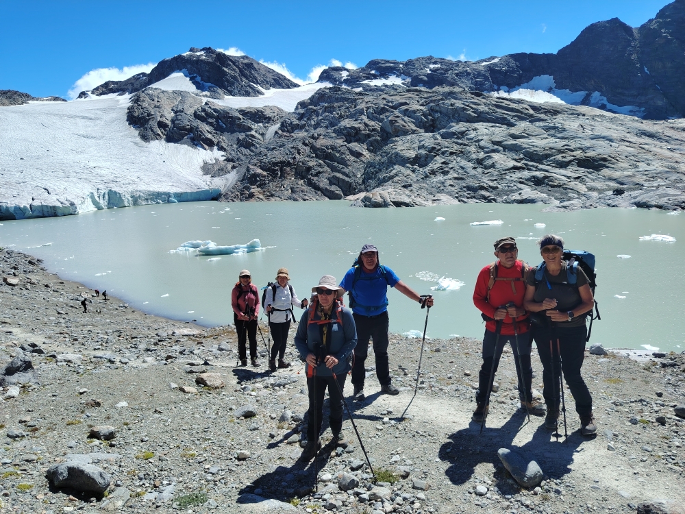 Le groupe devant le lac et le glacier du Grand Méan