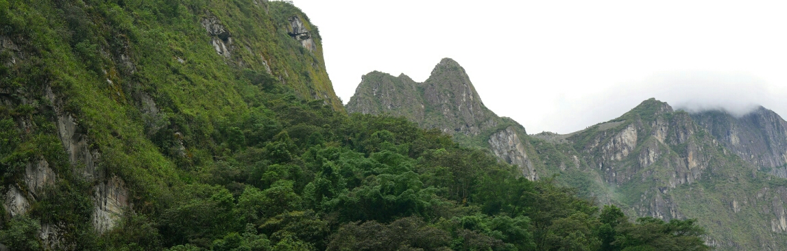 Panorama. Hiram Bingham hat damals Machu Picchu von hier unten gesehen  (war aber schon den Leuten bekannt gewesen) und hat sich mit einer kleinen Truppe auf den Weg gemacht (Forscherkollegen), die angesichts der Unwegbarkeit (mit Machete Weg freischlagen) bald umgekehrt sind, nur Hiram nicht. Seine ca. 3000 Fotos (mit Platten!!) in SW sind dann weltberühmt geworden, u. a. im National Geographic.